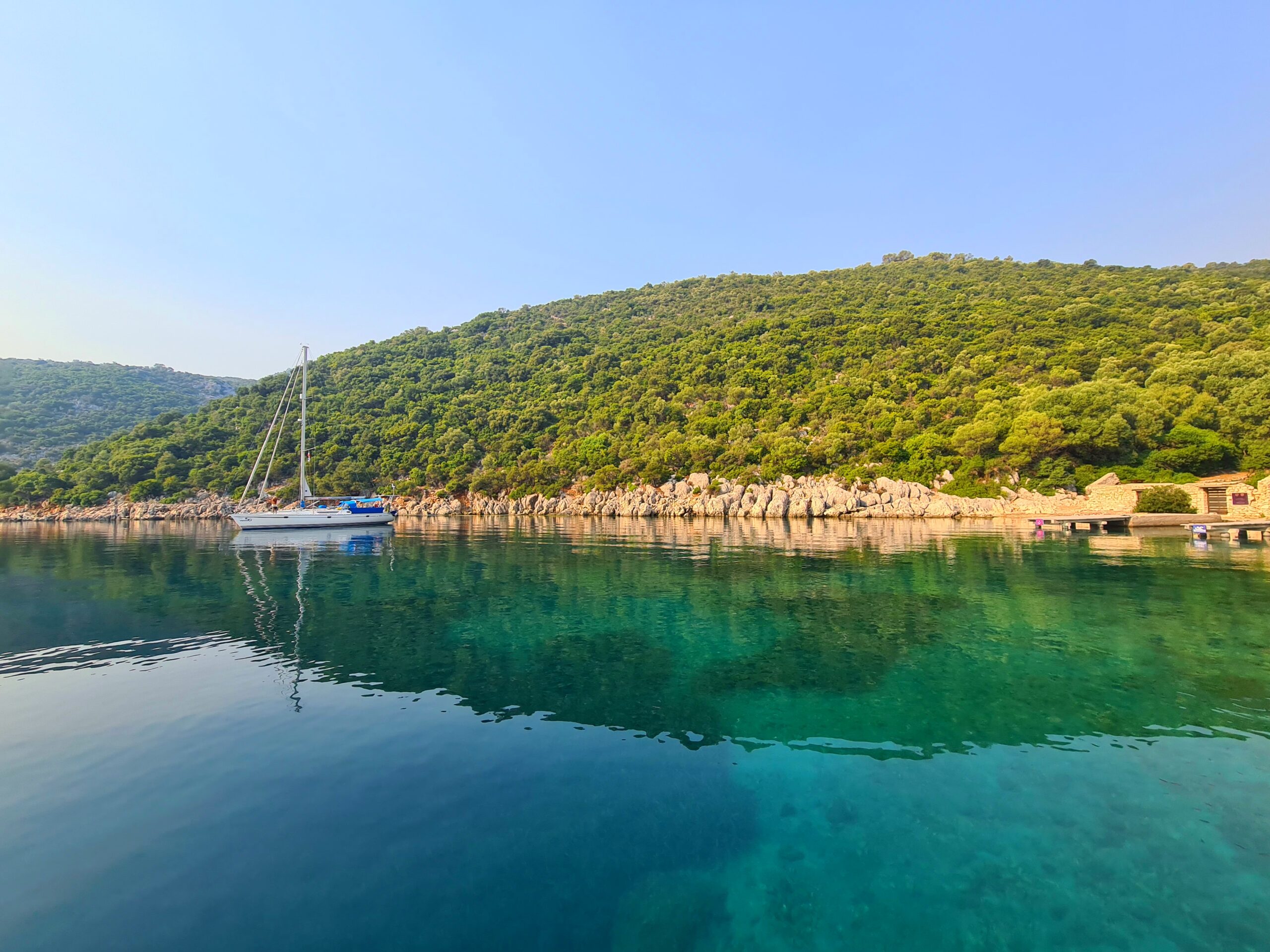 Digital Detox vs. Sea Serenity: The Allure of the Off-Grid Charter